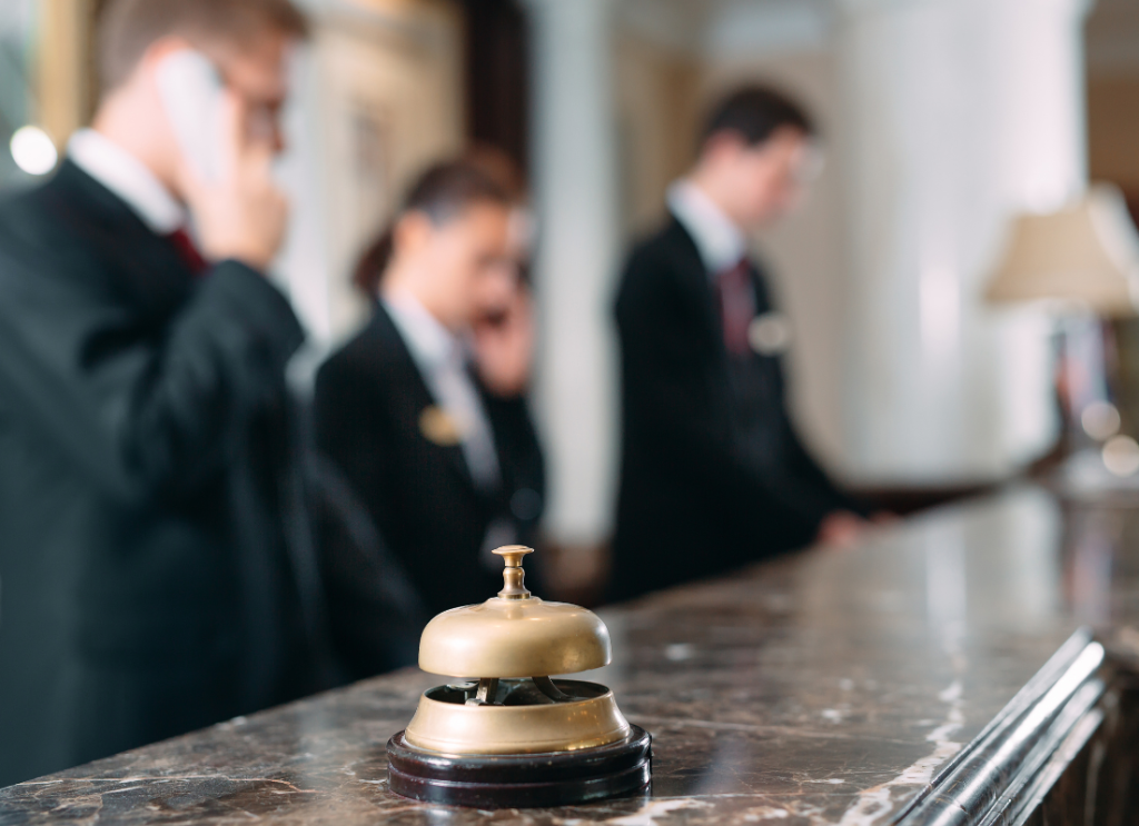 Tradycyjny dzwonek na ladzie recepcyjnej w hotelu.