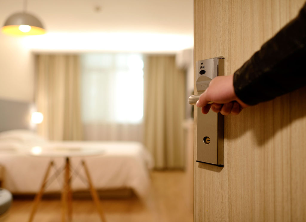 Otwieranie drzwi kartą elektroniczną do przytulnego pokoju w hotelu.